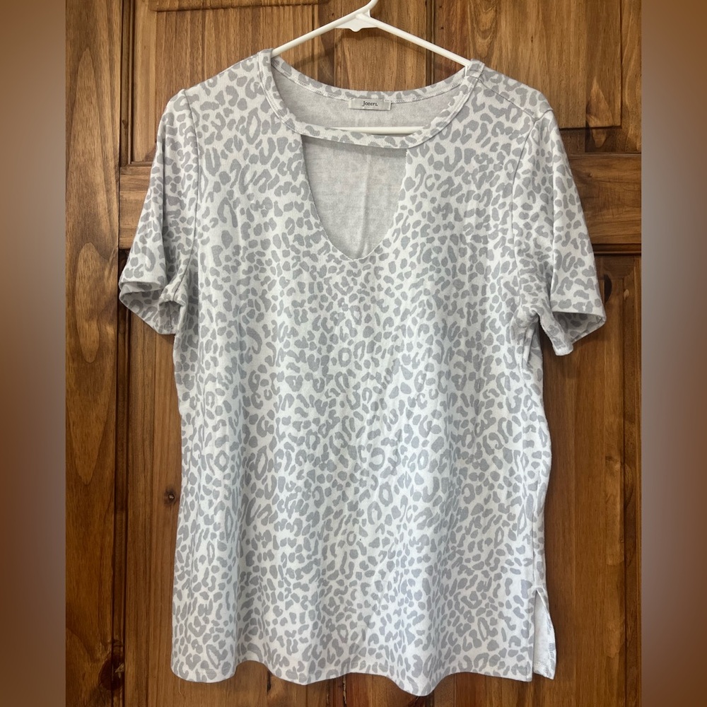 JODIFL Gray Leopard Print Short Sleeve Tee